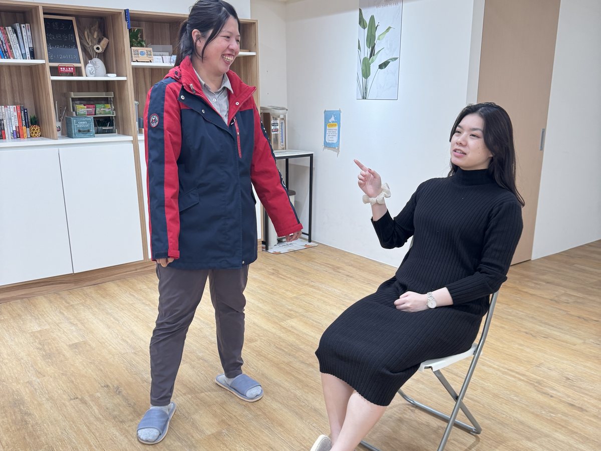 上課花絮實拍:講師與學員在教室內進行示範互動