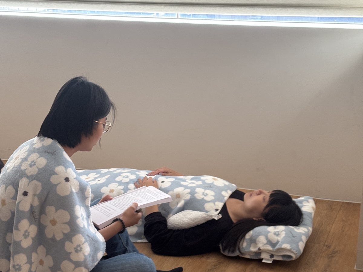 上課花絮實拍:學員分組坐在地上進行練習與對話