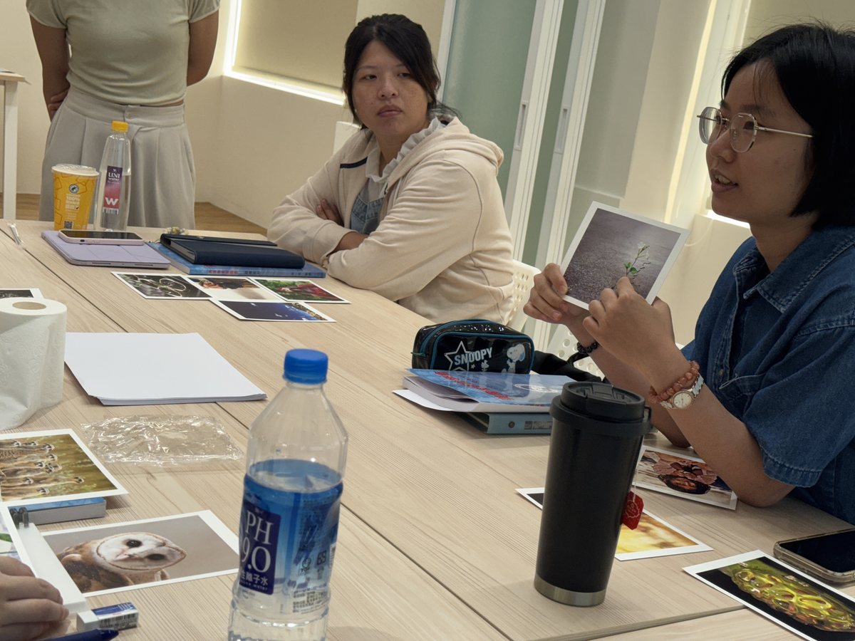 學員圍桌討論與交流，桌面攤著探索用的牌卡